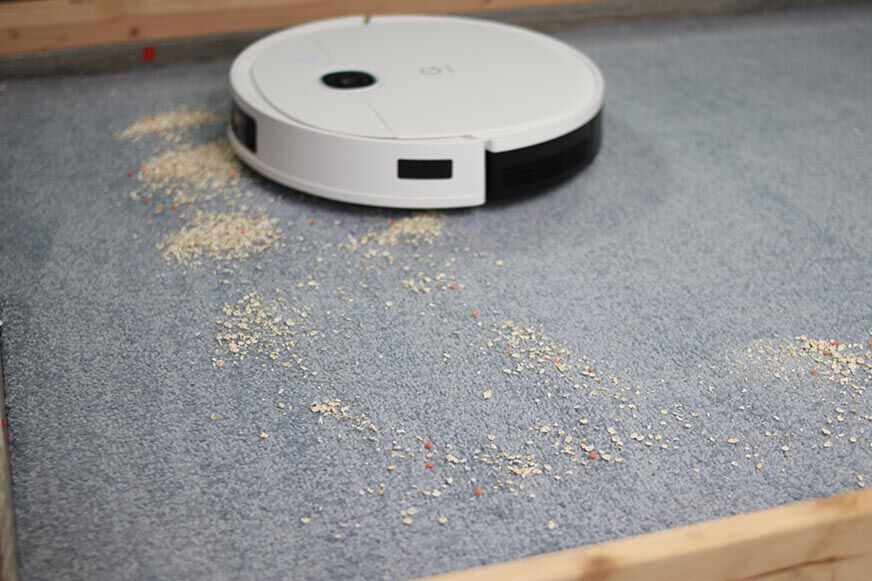 Yeedi Vac 2 Pro reinigt Haferflocken beim Saugtest auf einem Teppich